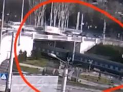 Страшное ДТП: многотонный грузовик с беременной девушкой рухнул с моста (ВИДЕО)