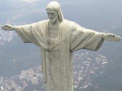 В Христа ударила молния: знаменитая скульптура изуродована