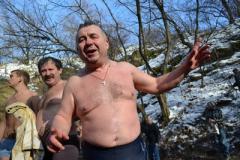 Выпившие и трезвые жители Донбасса нырнули в крещенский водоворот (ФОТО)