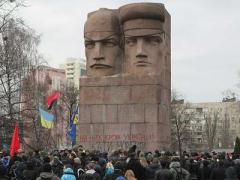 Как активисты Майдана бились с киевским символом коммунизма (ВИДЕО)
