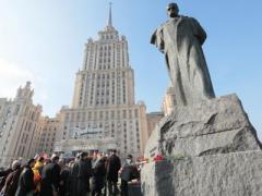 Памятник "удивлённому" Тарасу Шевченко открыли в Москве (ФОТО)