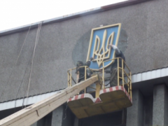 В Макеевке со здания мэрии сорвали герб Украины (ВИДЕО)