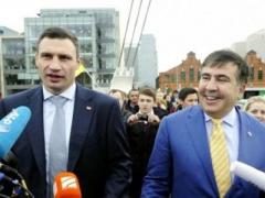 "А це хто? Це хто? А... Миша гамарджоба"  - Саакашвили поздравил Виталия Кличко  с победой на выборах  (ВИДЕО)