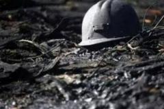 Семь горняков заблокированы в шахте из-за обвала