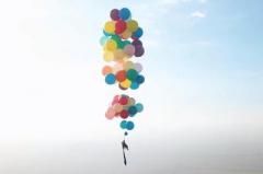 Британец пролетел 25 километров на связке воздушных шаров (ВИДЕО)