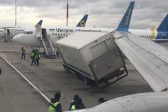 В аэропорту "Борисполь" самолет столкнулся с грузовиком