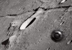 На снимках поверхности Луны нашли колесо