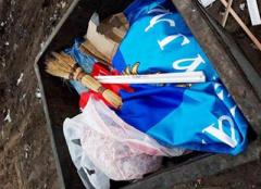 В оккупированном Должанске флаг «ЛНР» выбросили в мусорный бак