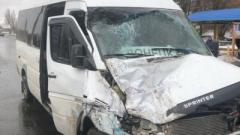В Горловке столкнулись автобус с маршруткой: пятеро пострадавших