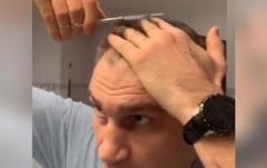 Сам себе парикмахер: Виталий Кличко показал, как стижется на карантине (ВИДЕО)