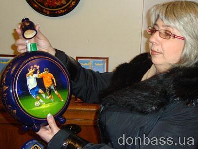 Анжелика Баранникова демонстрирует чудо-баклагу.