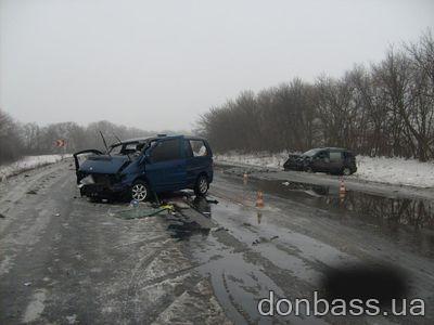 Страшная авария на трассе в Донбассе: машины "всмятку", есть жертвы (ФОТО)