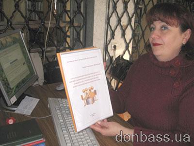 Библиограф Елена Лядова с проектом-победителем  в ожидании новых компьютеров.