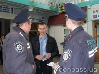 В Донбассе на вокзалах раздают... презервативы (ФОТО)