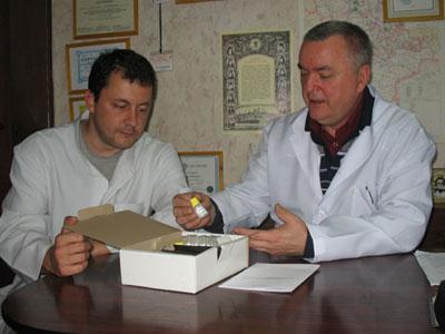 Профессор Александр Прилуцкий (справа) и ассистент кафедры Денис Лесниченко обмениваются мнениями по поводу разработки тест-систем для определения лекарственной аллергии.