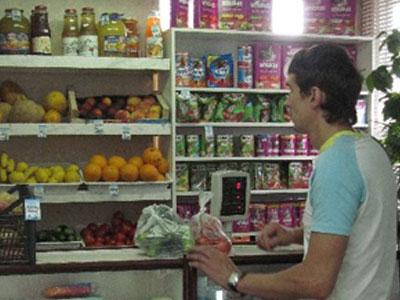 Андрей Коляда выбирает свежие овощи, радуясь, что цены спустились с заоблачных высот. 