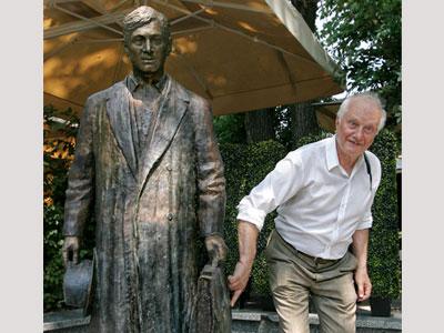 Скульптор Игорь Макогон демонстрирует, как правильно обращаться с памятником, чтобы он исполнил все ваши желания.