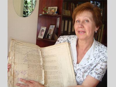Директор Государственного архива Донецкой области Надежда Буценко демонстрирует запись о рождении будущего министра.