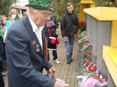 Ветеран Александр Деркачев возлагает цветы к памятнику воинам-журналистам.