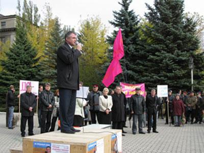 Экс-кандидат на пост городского головы Ясиноватой Евгений Ищенко-Гиллер сегодня живет по расписанию: митинг-суд-митинг.
