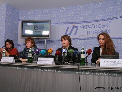 Студентки КНУ задали вопросы Януковичу. В календаре (ФОТО)