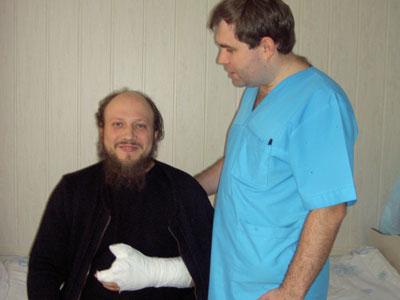 Отец Агафангел с лечащим врачом Александром Оприщенко.