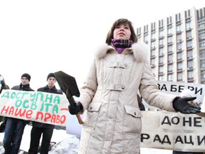 Студентка ДонНУ Алена Игнатова демонстрирует, на что толкают молодежь чиновники.    