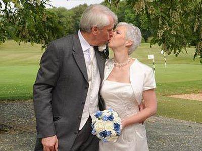 Влюбленные поженились через 28 лет после помолвки