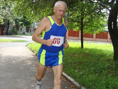 Андрей Жилков бегает четырежды в неделю: от 10 до 20 км за раз.