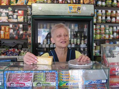 Продавец магазина «Любава» Татьяна Козлова заметила, что килограмм популярного «Российского» сыра подорожал на три-пять гривен.