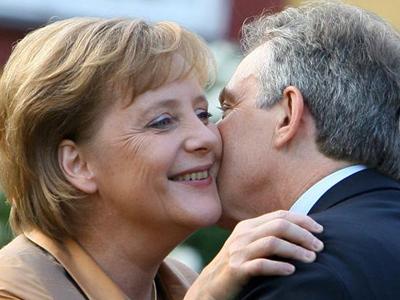 В Германии моралисты хотят запретить поцелуи на работе