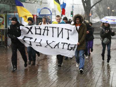 Бегунов с плакатом «Хватит бухать!» не остановили даже слякоть и дождь со снегом.