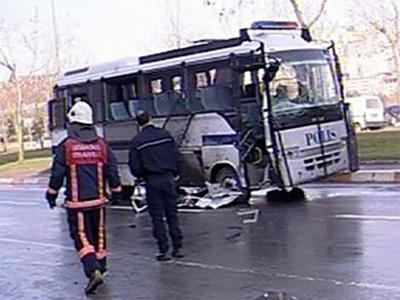 В Стамбуле подорвали автобус с полицейскими