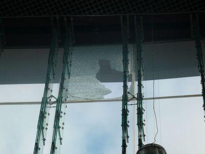 Опасно для жизни! В торговом центре Донецка с огромной высоты упал кусок стекла