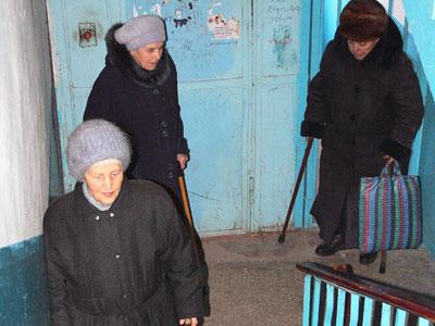 Жительницы дома №39 по ул. Зелинского Кира Желебовская, Мария Горбунова и Мария Шутеева «штурмуют» лестничный пролет.