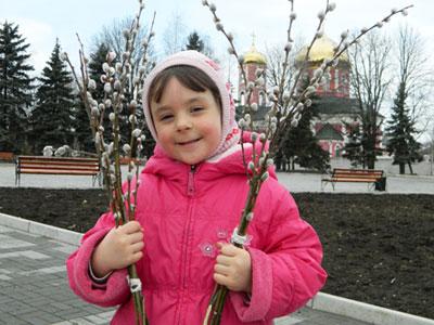 Четырехлетняя Вика Кладко из Артемовска вместе с мамой уже купила два букетика вербы: себе и дедушке. 