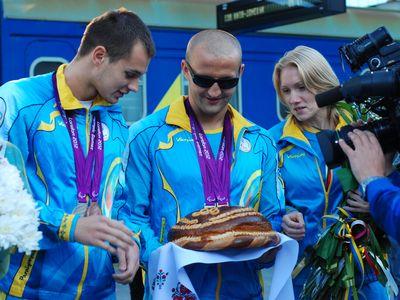 Даниил Чуфаров, Виктор Смирнов и Светлана Казначеева присматриваются, с какой бы стороны отщипнуть по кусочку от ароматного каравая.