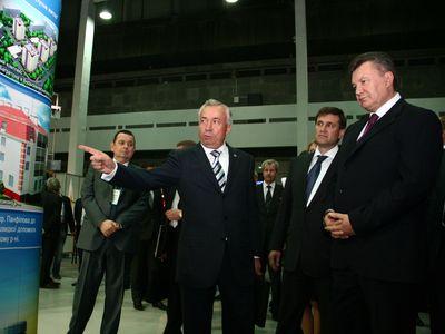 Донецкий мэр Александр Лукьянченко показывает Виктору Януковичу инвестиционные проекты, которые разработала для саммита шахтерская столица.