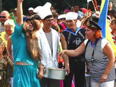 Летом депутат-"регионал" организовал для жителей Новоазовска настоящий праздник: с карнавалом, ухой и «флотскими» макаронами. 