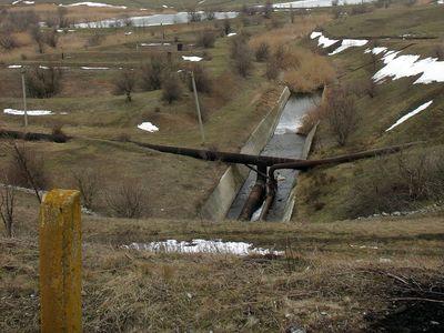 Надежность плотины, которая сдерживает напор миллиона тонн воды, под вопросом