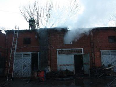 На пожаре в шахте сгорели крыша и окна (ФОТО)
