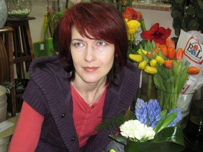 Арт-директор театра цветов «Нероли» Елена Слюсарева создала праздничный букет из зеленовато-кремовых гвоздик и синих гиацинтов специально для читательниц «Донбасса».