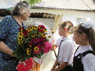 Старейшую учительницу Варвару Батюк пришли поздравить с началом учебного года и освобождением села от гитлеровских оккупантов местные школьники.