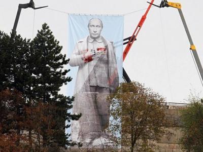 Антикоммунисты повесили гигантского Путина вместо Сталина