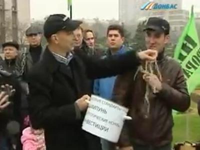Сланцевый протест в центре Донецка: лапша из кастрюль перекочевала на людей (ВИДЕО)