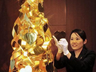 Золотую новогоднюю ёлку продадут за 5 миллионов