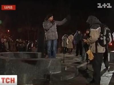 На Евромайдане в Харькове объявился фанат Януковича: что с ним сделали (ВИДЕО)