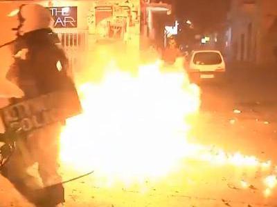 Силовики Греции разогнали демонстрацию слезоточивым газом (ВИДЕО)