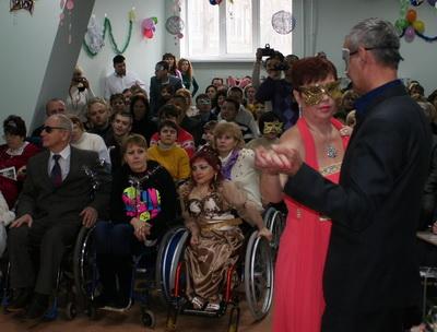 Бал в Донбасском центре профессиональной реабилитации инвалидов открылся вальсом