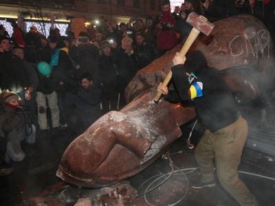 С Ильичём поступают по-большевистски (ФОТО)